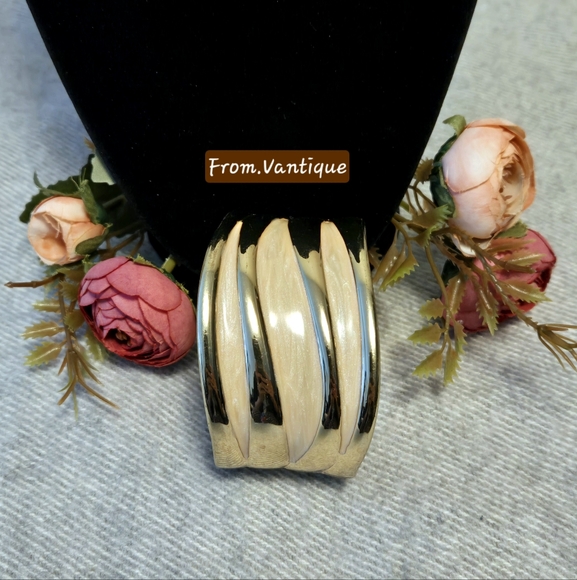 💠🟡 Vintage Rhinestones Gold & Beige Bold / Statement Bangle / Cuff ⭕️ - Picture 5 of 5